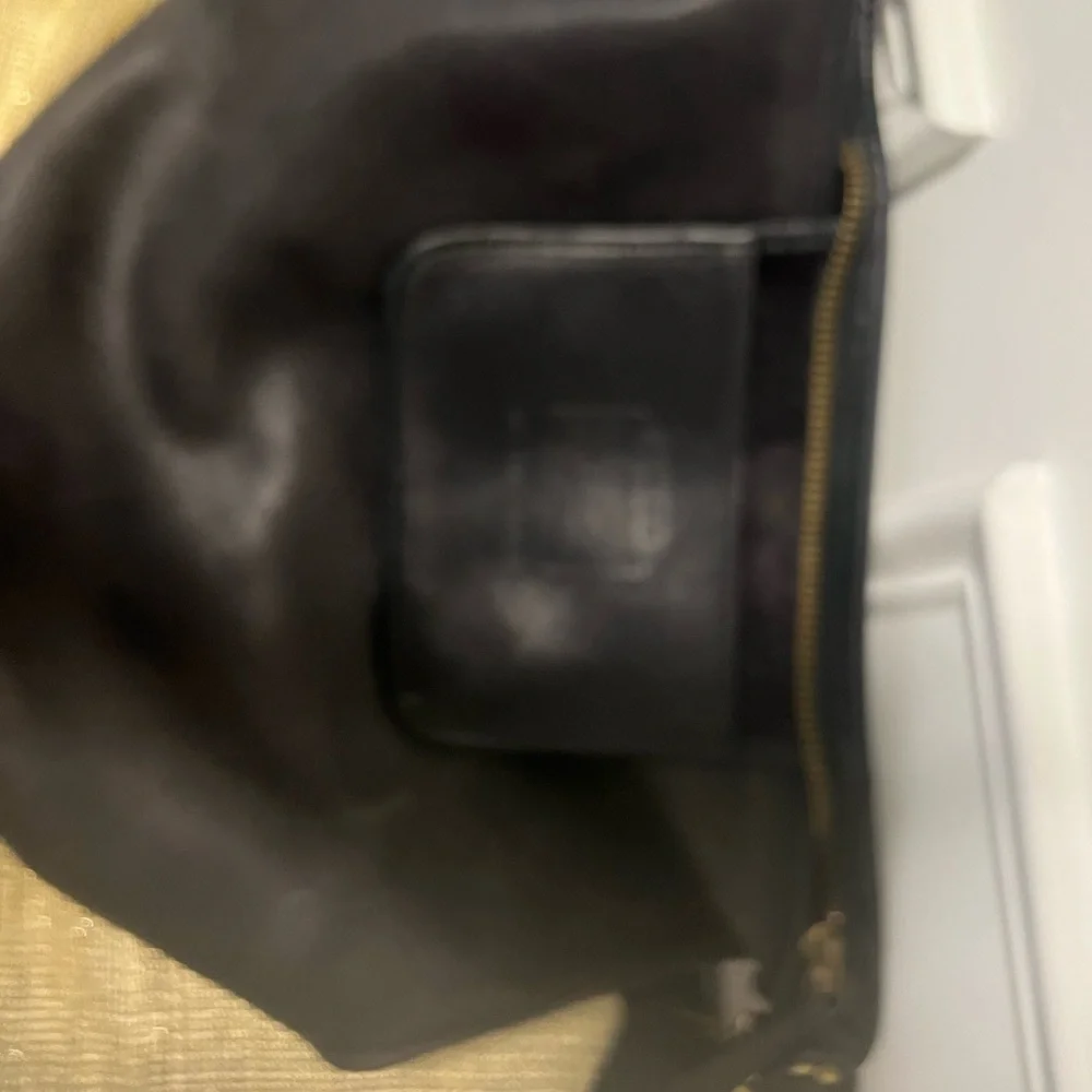 Vintage Large Coach Black Leather Bag with Brass Details.. - Picture 6 of 8